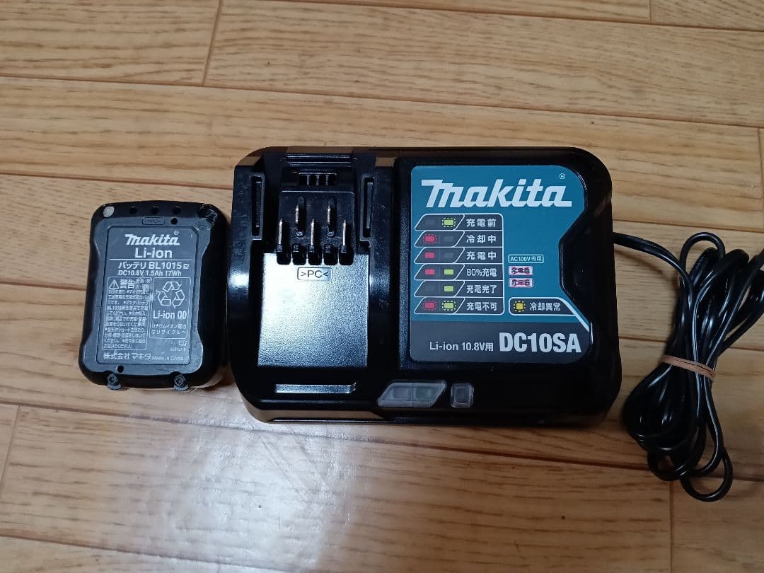 マキタ10.8V充電式クリーナーCL106FD バッテリー、充電器付