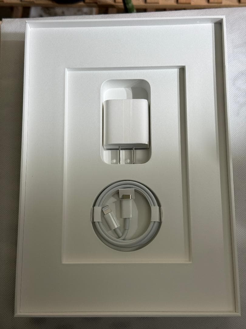 【美品】iPad（第8世代）　32GB　Wi-Fiモデル　スペースグレー