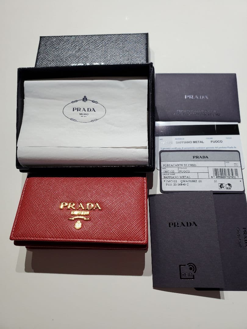 PRADA プラダ　サフィアーノレザー 名刺入れ レッド　赤