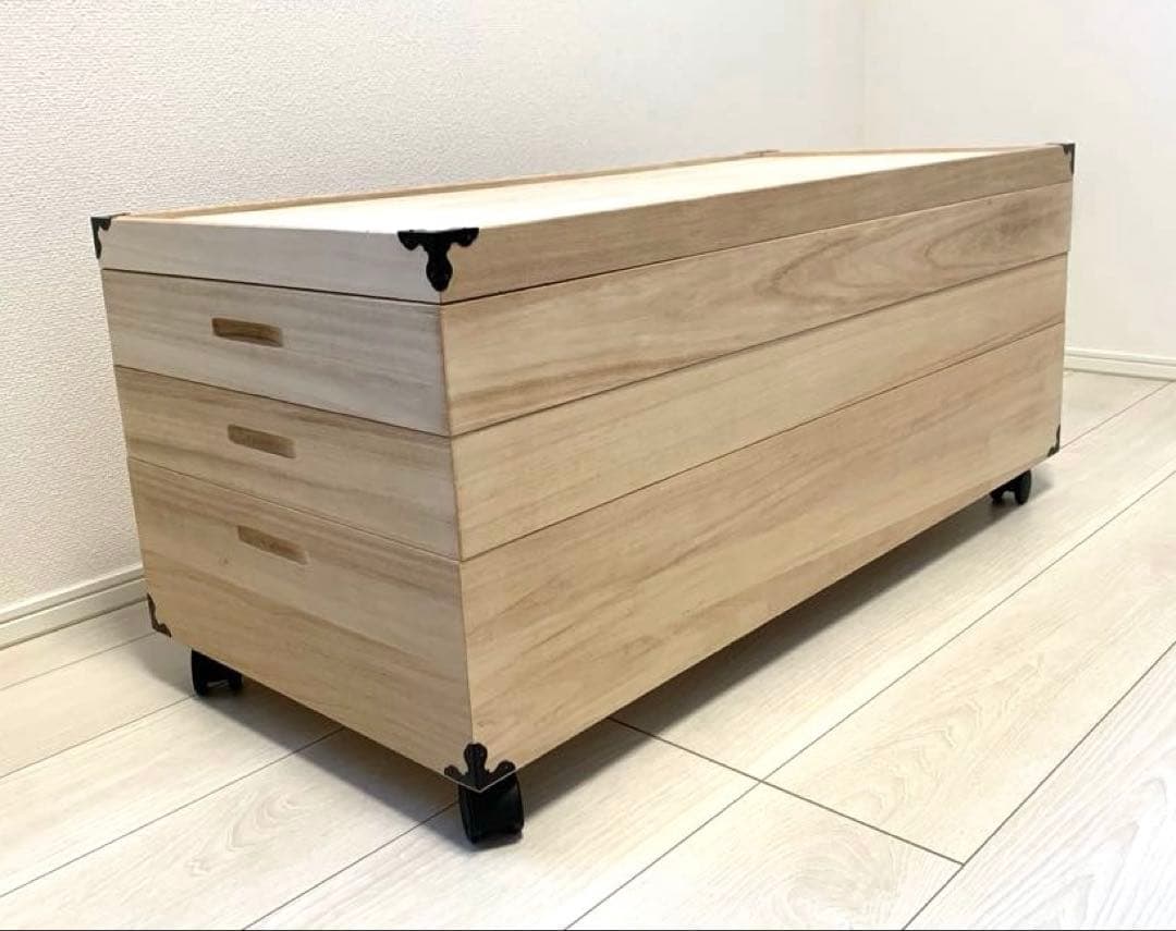 【美品】総桐衣装箱　国産品　蓋付き キャスター付き【肥前桐民芸】