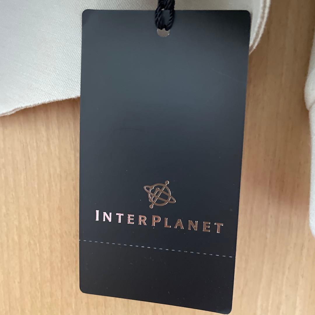 インタープラネット　ペプラムフリルジャケット　ベージュ　グレージュ