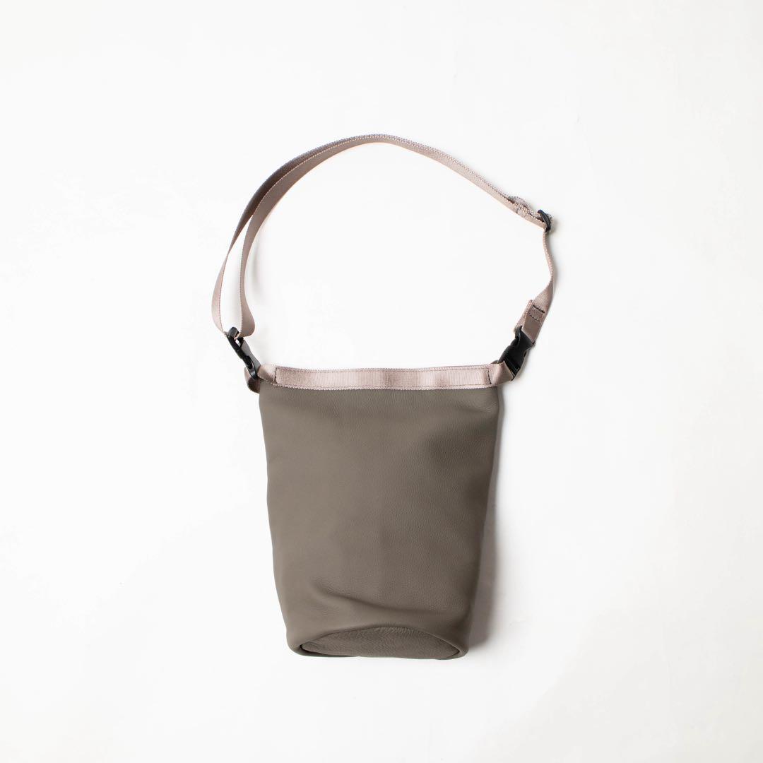 ERA. イーラ BUBBLE CALF ROLLTOP BAG 3L