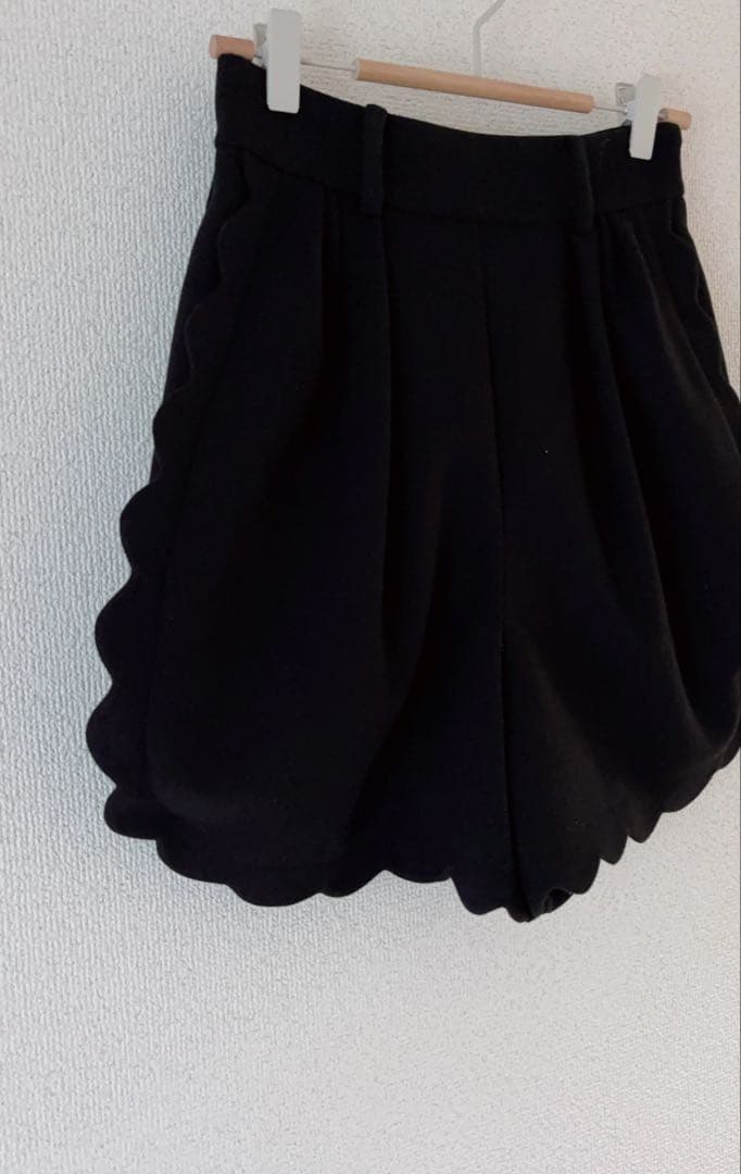 新品　完売品ロージーモンスターウールライクスカラップショートパンツ　ブラックS