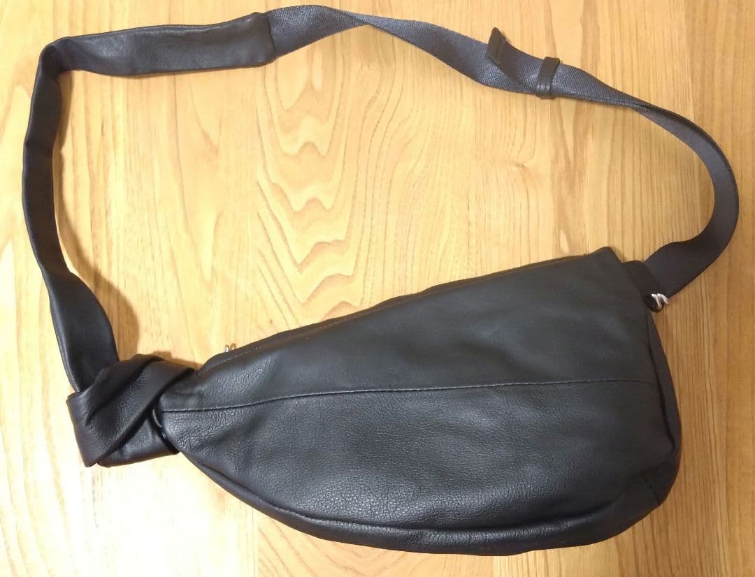 POMTATA　ポンタタ カウレザー ボディバッグ