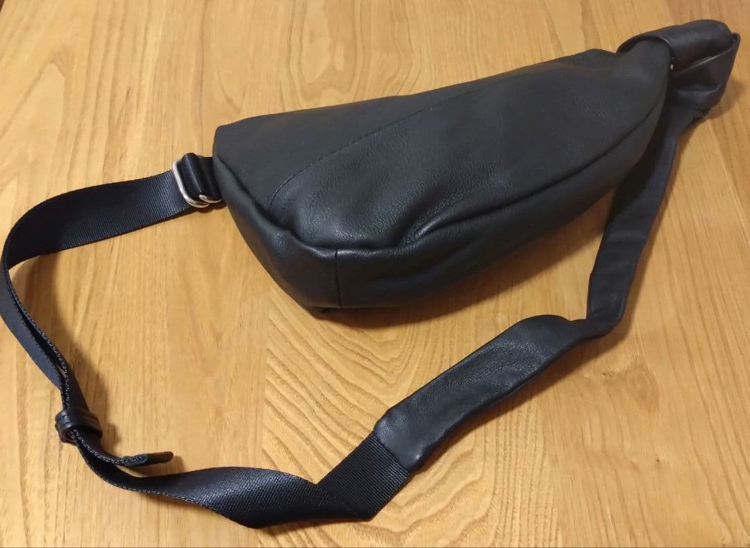 POMTATA　ポンタタ カウレザー ボディバッグ