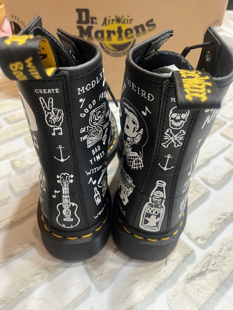 ドクターマーチン 1460 スクリブル 8ホールブーツ