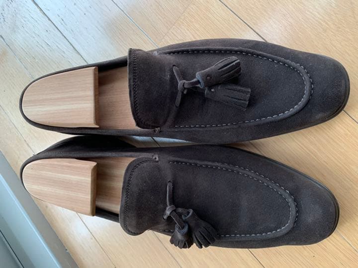 数回着用のみ美品フェラガモ　タッセルローファー、スリッポン、スウェード