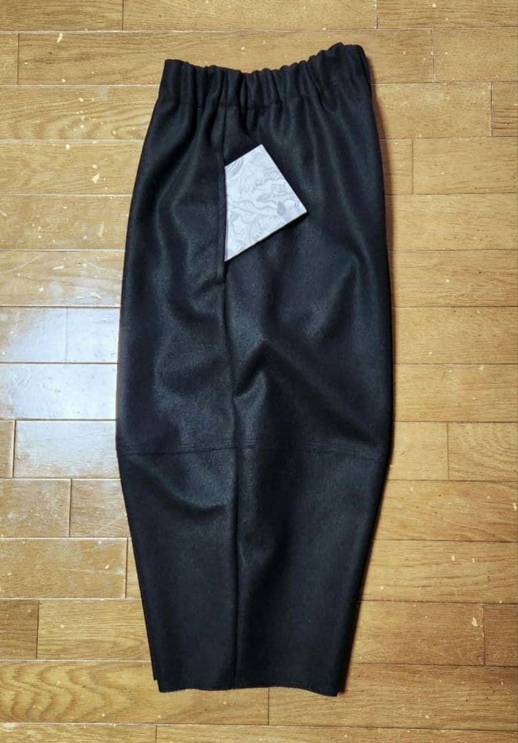イクゾウバルーンパンツ　圧縮ウール黒