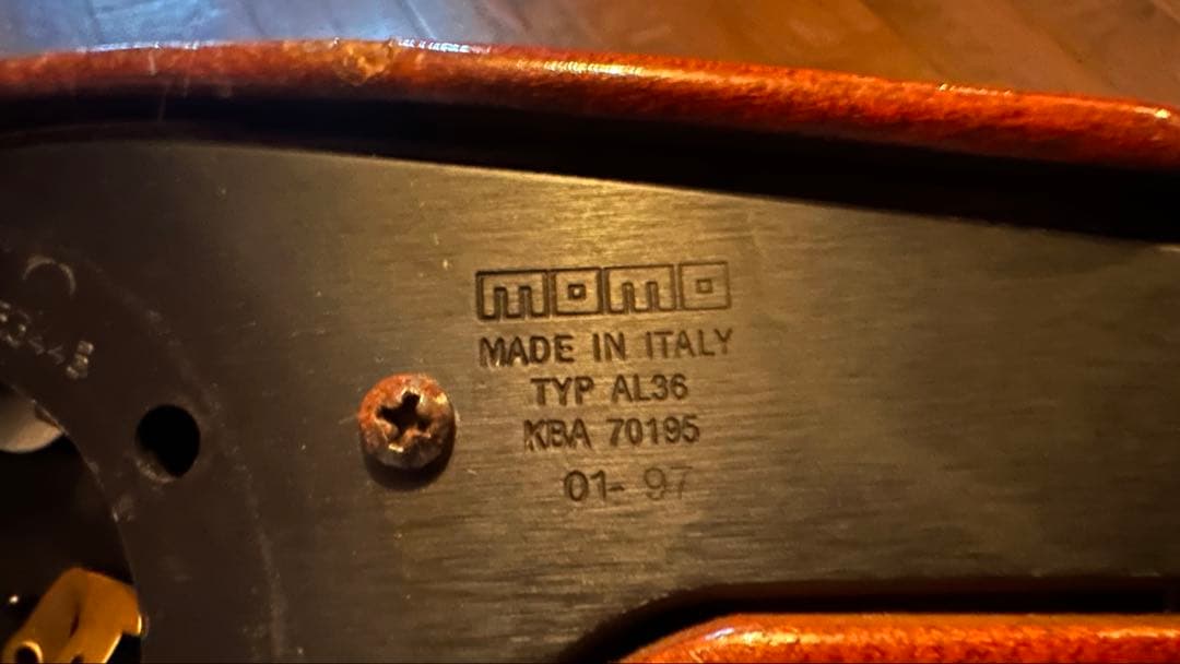 momoステアリング ウッド