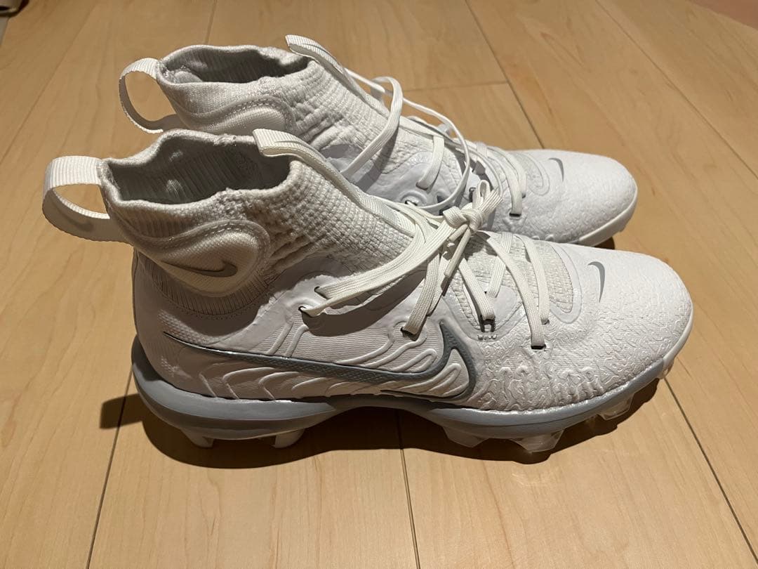 Nike ホワイト ハイカット スパイクシューズ