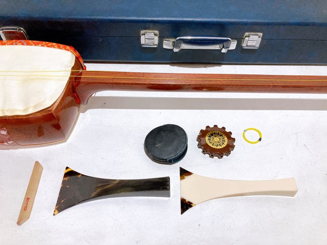 ☆【ジャンク扱い】津軽三味線 和楽器 撥×2点 調子笛 ハードケース付き 鍵あり