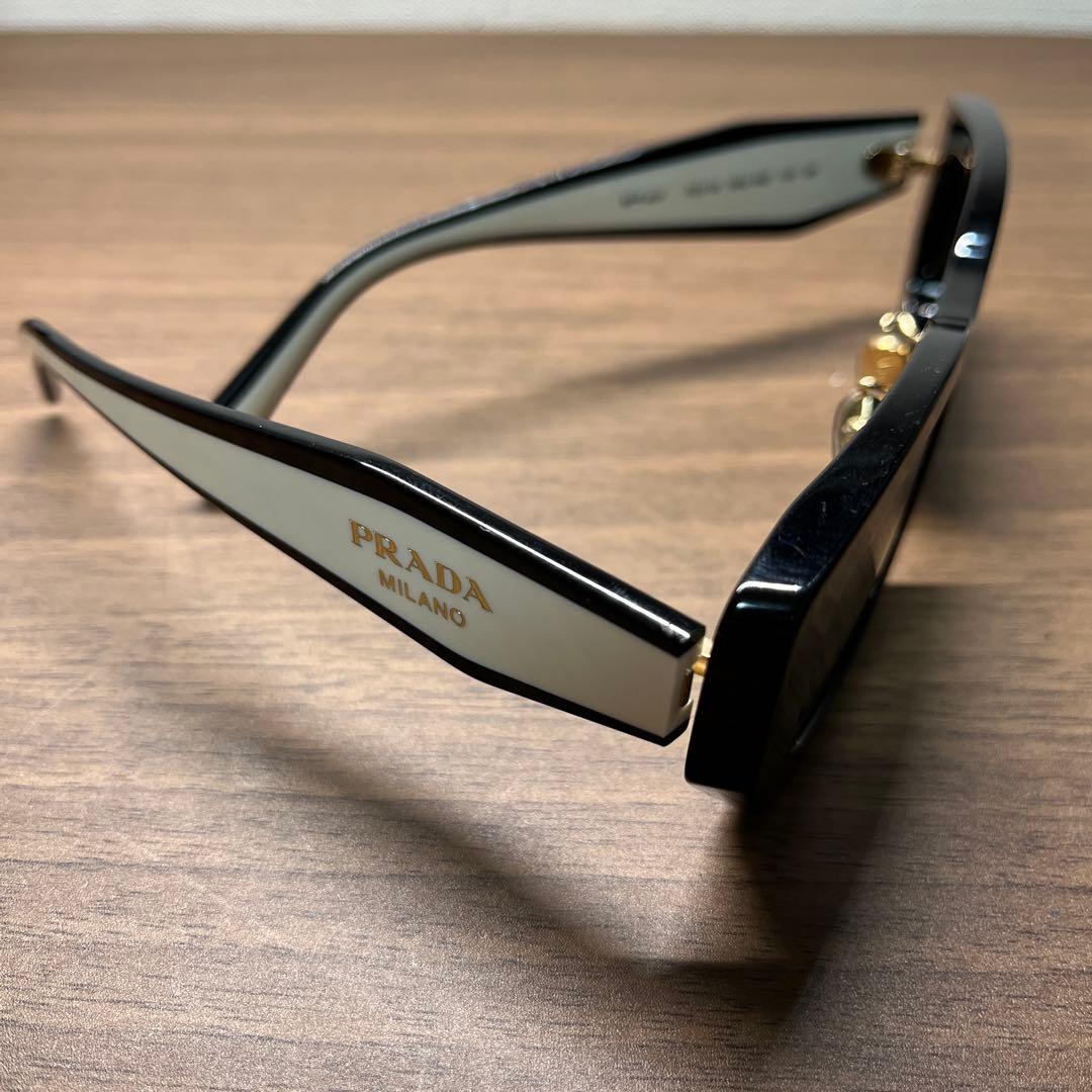 PRADA スクエアサングラス ブラック/ホワイト