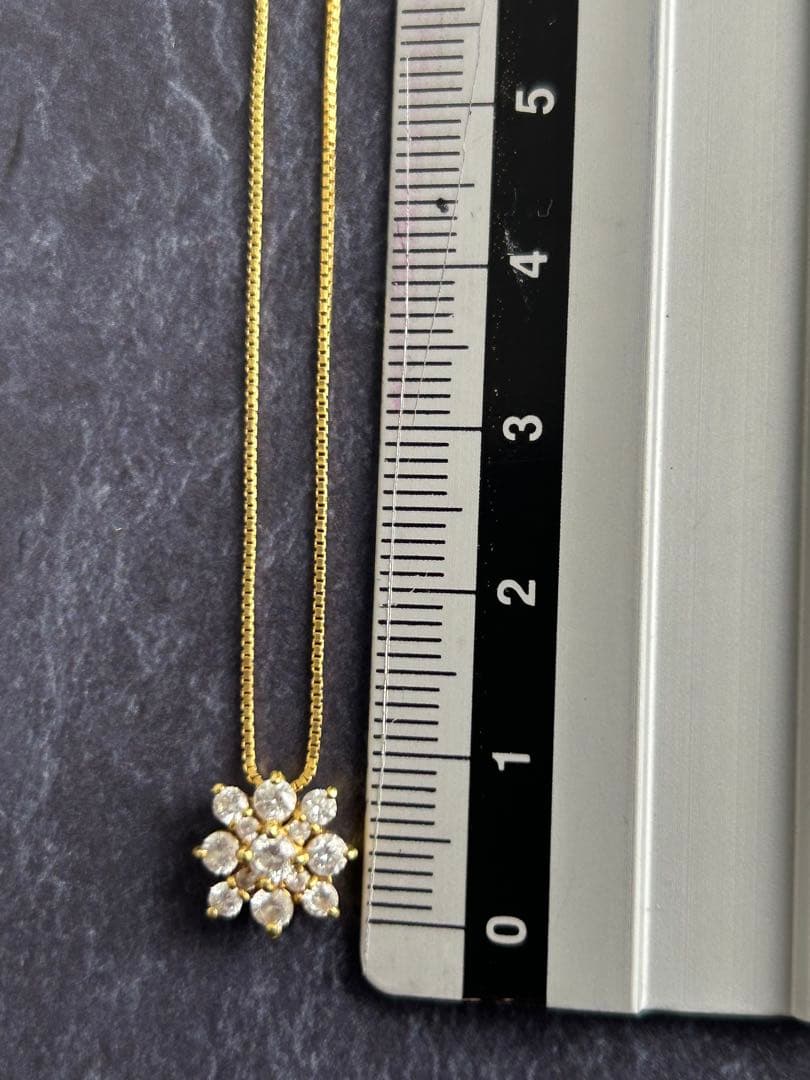 18K. 花の形状 ダイヤモンドネックレス 金色 44㎝