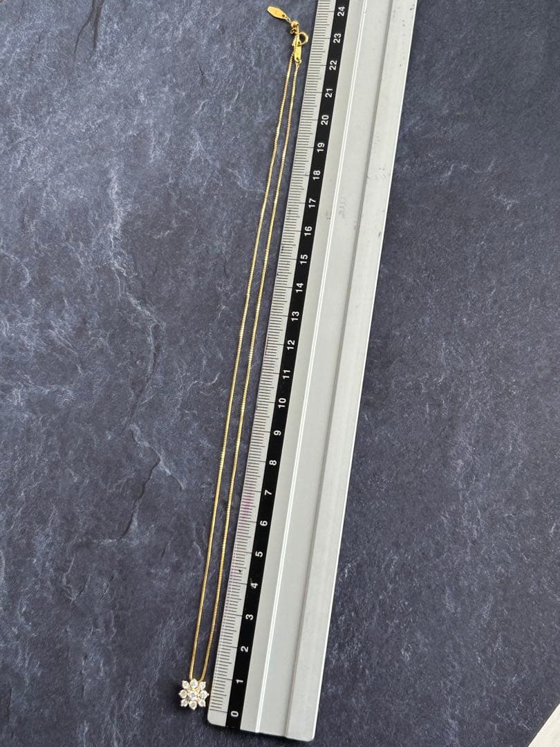 18K. 花の形状 ダイヤモンドネックレス 金色 44㎝