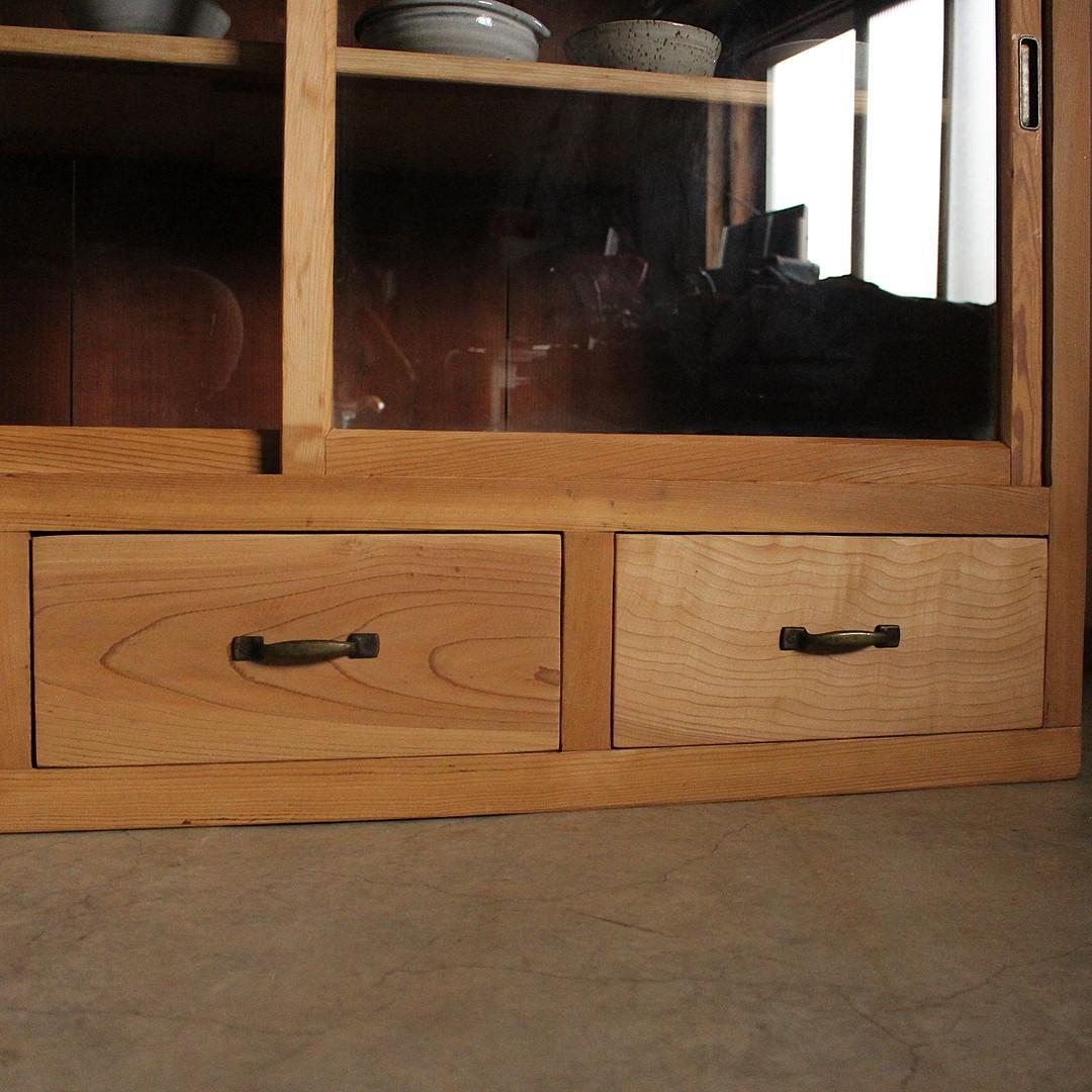 古い木枠のガラス戸棚　引き出し3杯　水屋