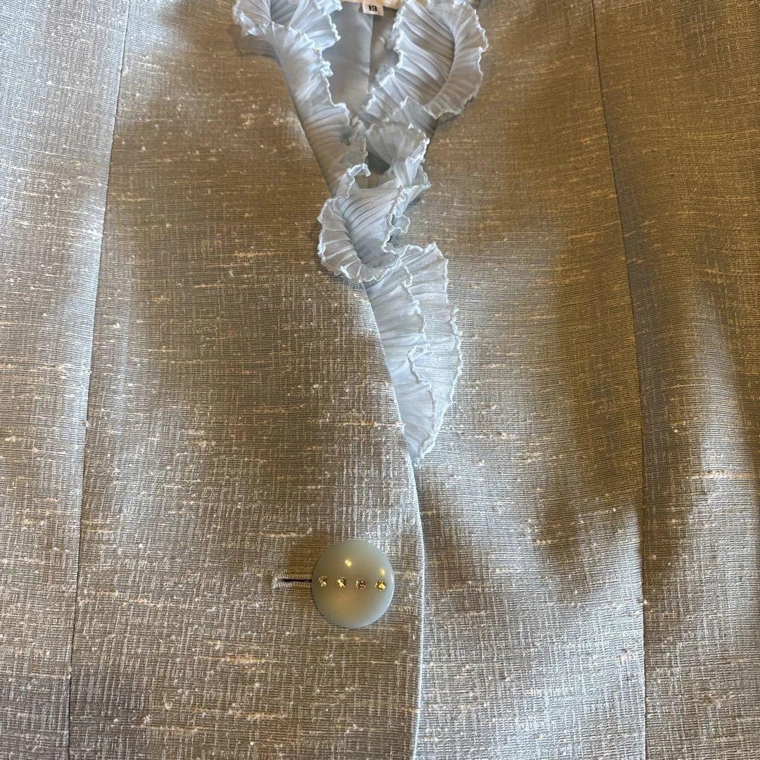 新品タグ付 10.2万円 ピエールカルダン フリル美しいエレガントスーツ　13号