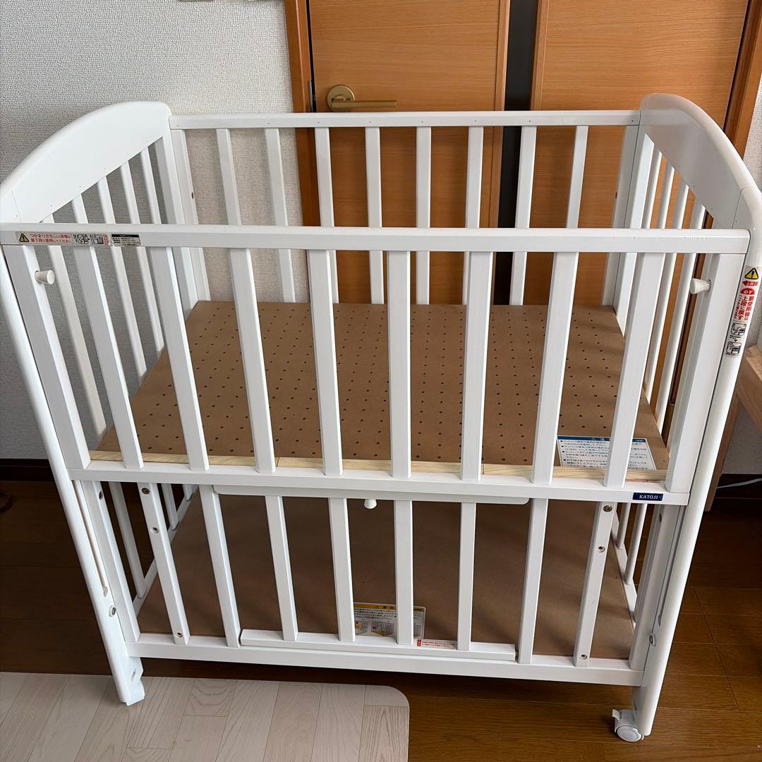 ピ*ツ様 ホワイト ベビーベッド　カトージ　ミニ