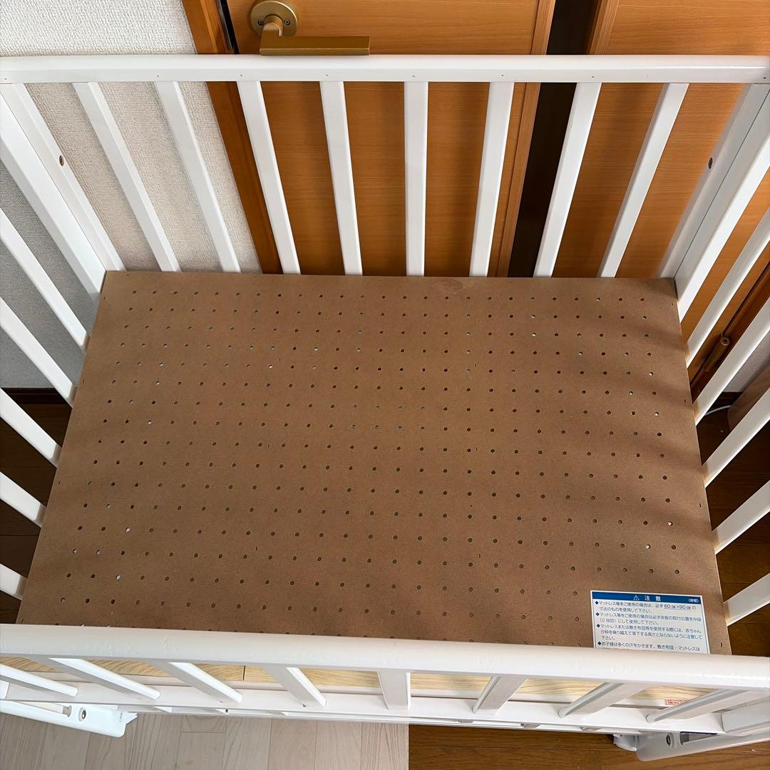 ピ*ツ様 ホワイト ベビーベッド　カトージ　ミニ