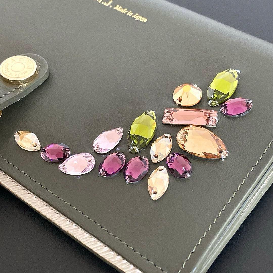 【美品・ギャランティカード付 】ADMJ 長財布 バニティ クリスタル付　日本製