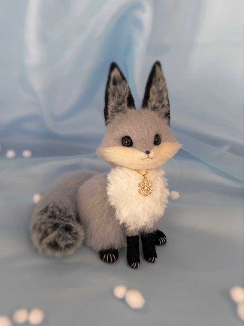 ふわふわギンギツネちゃん　ハンドメイド　羊毛フェルト　キツネ