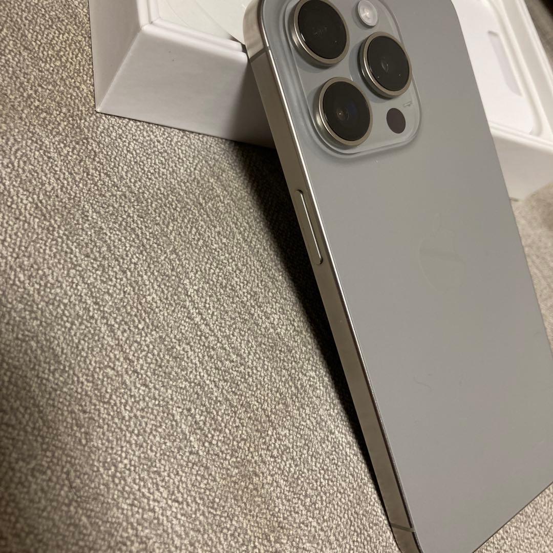 Apple iPhone 15 Pro ナチュラルチタニウム本体 ほぼ新品