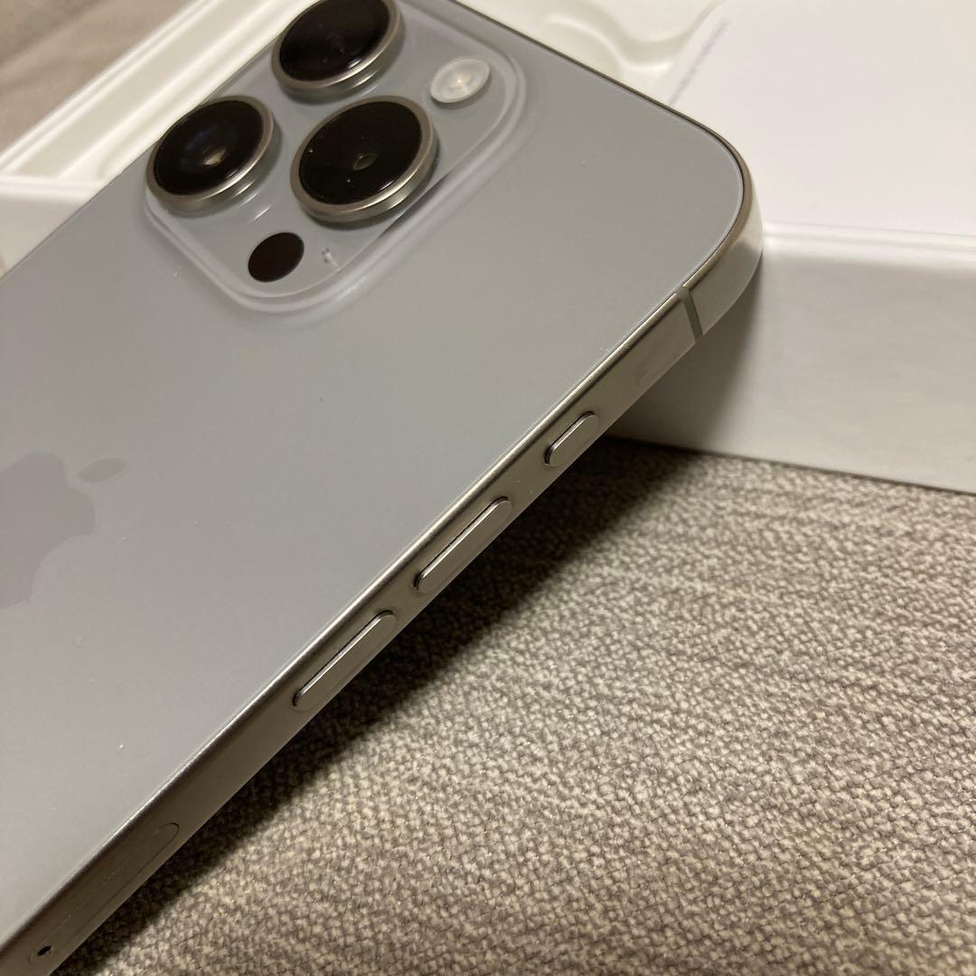 Apple iPhone 15 Pro ナチュラルチタニウム本体 ほぼ新品