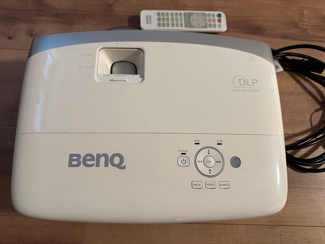 SUMO公式アカウント様BenQ DLPプロジェクター本体 リモコン付き