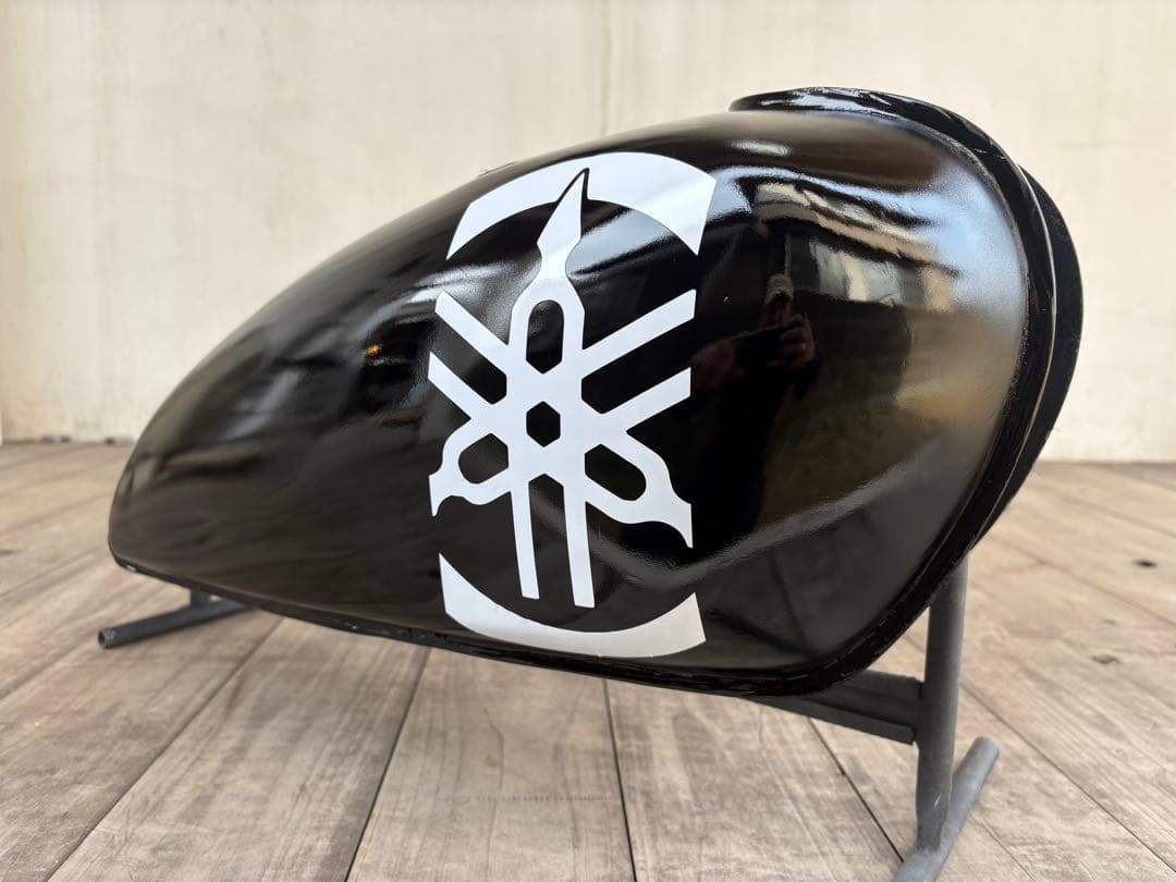 R*a様 SR400 タンク　艶ありブラック＆音叉ホワイトステッカー　自家塗装