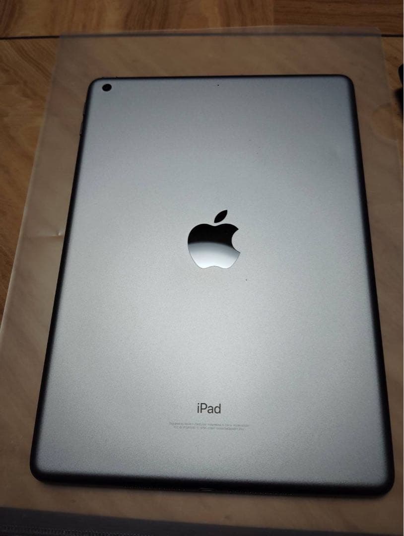 Apple iPad 第6世代　WI-FIモデル　シルバー カバー付き　美品