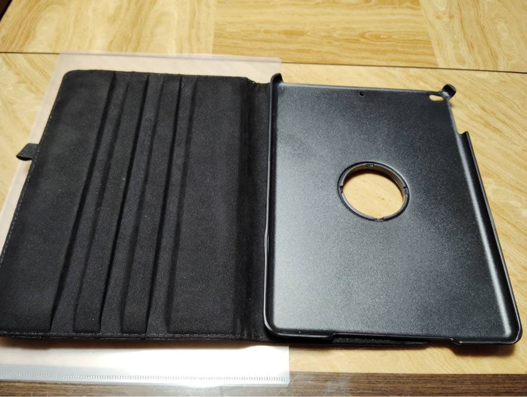 Apple iPad 第6世代　WI-FIモデル　シルバー カバー付き　美品