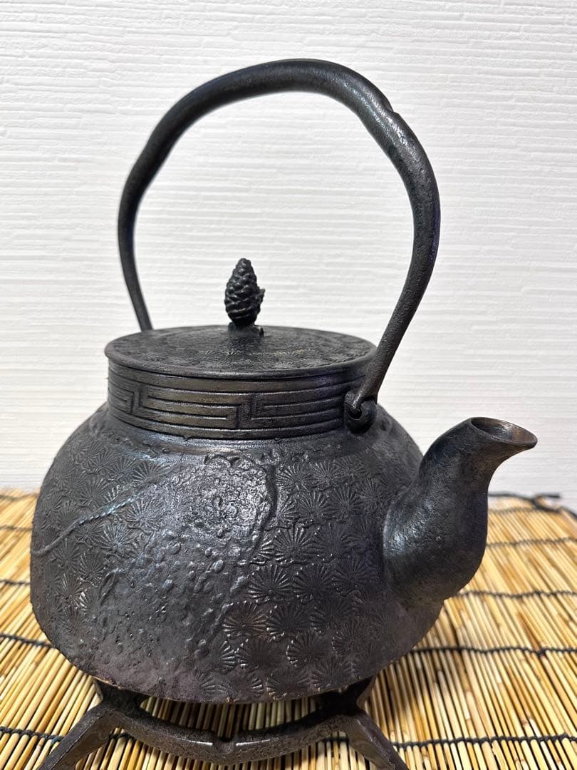 ＵＳＥＤ品 南部岩鋳四代目清末作 真作保証　２３型 松葉文様　南部鉄瓶