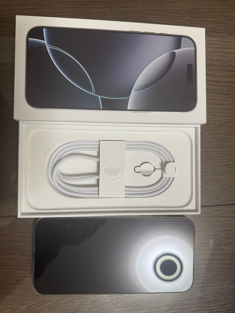 iPhone 16Pro Max 本体とBerkinの保護ファイル、ケース付き