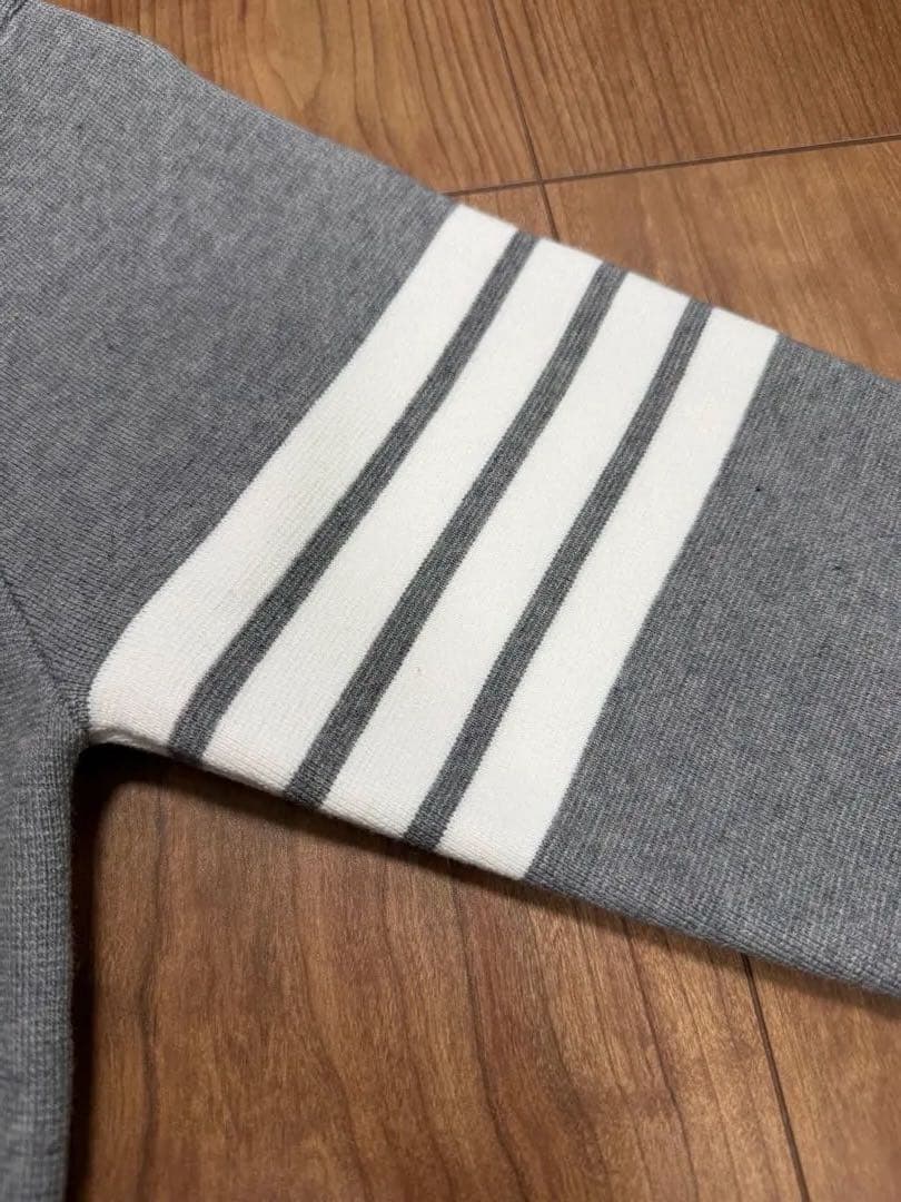 【新品】4bar グレー クルーネック ニット L トリコロール ボタン仕様