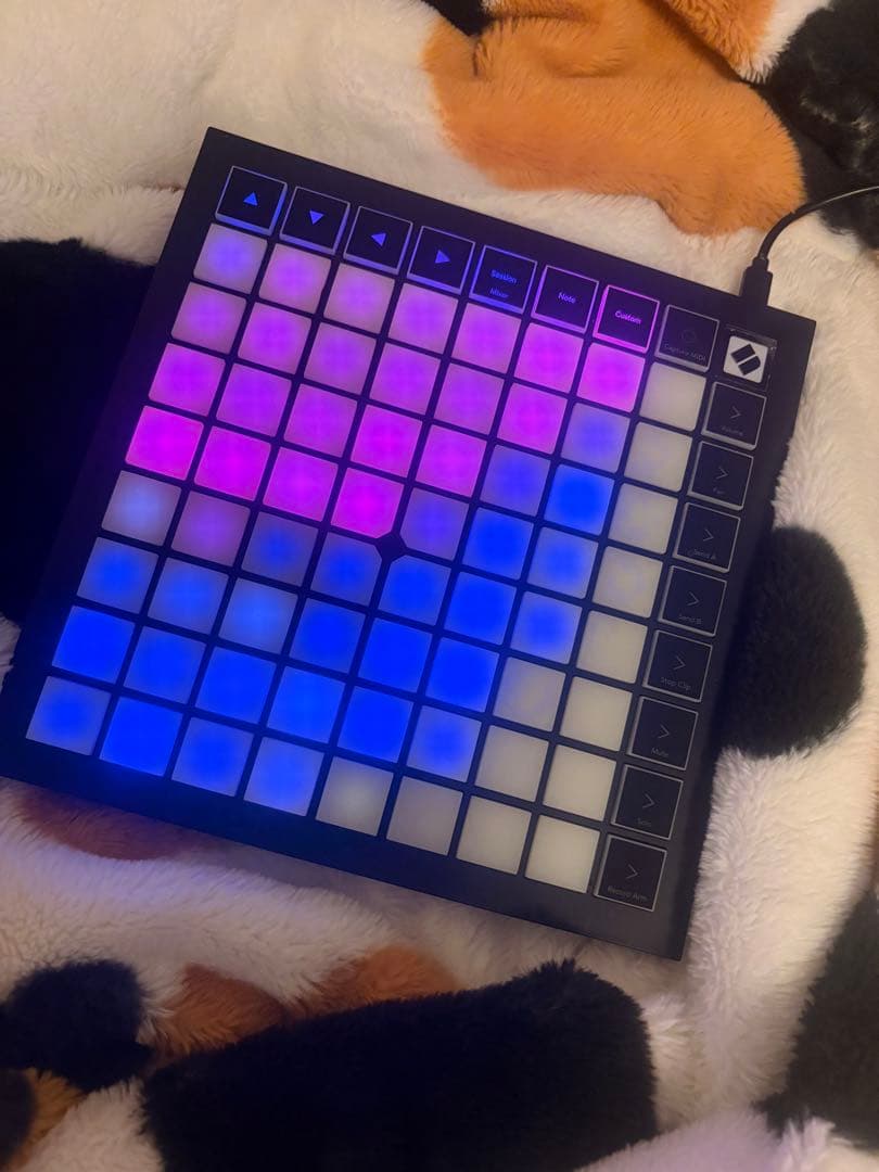 Novation LAUNCHPAD X MIDIコントローラー　中古