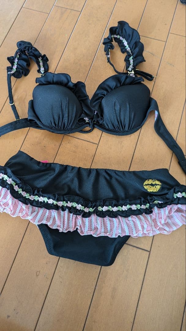 ベッツィージョンソン　水着