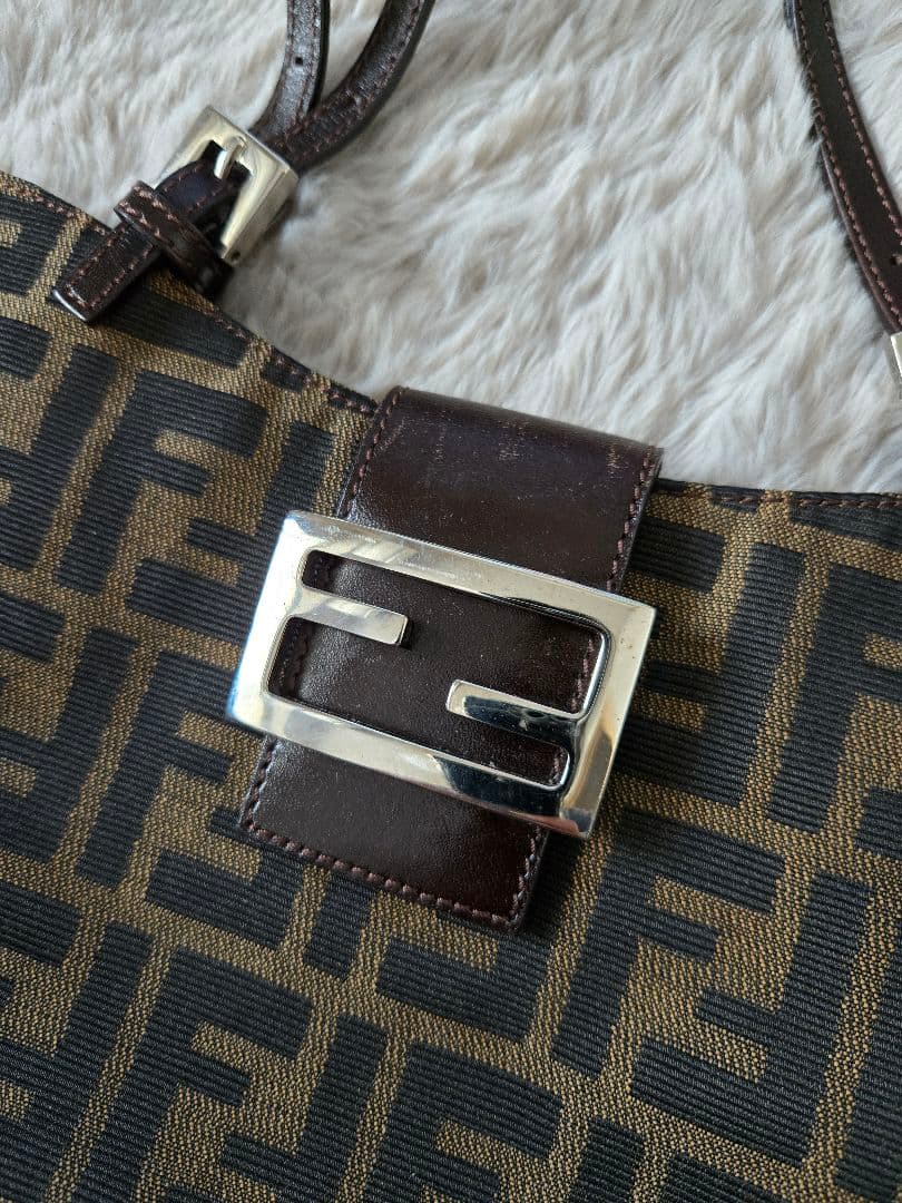 FENDI マンマバケット ハーフムーン ズッカ柄 ショルダーバッグ