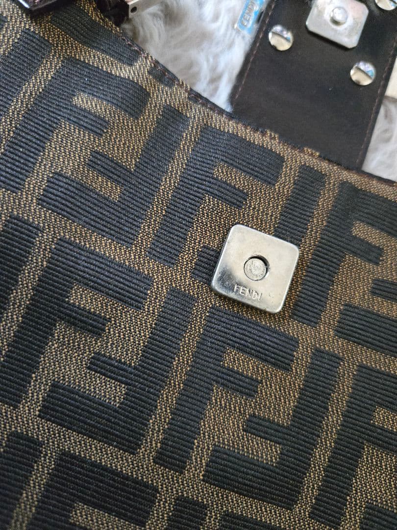 FENDI マンマバケット ハーフムーン ズッカ柄 ショルダーバッグ