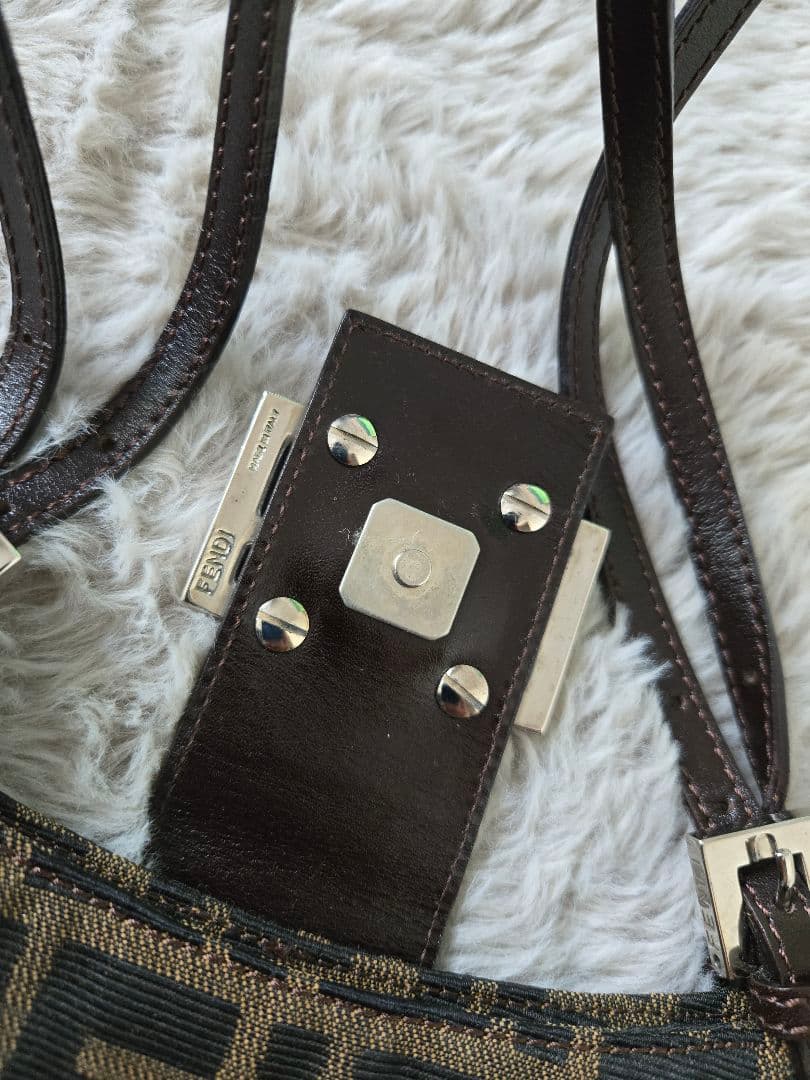 FENDI マンマバケット ハーフムーン ズッカ柄 ショルダーバッグ