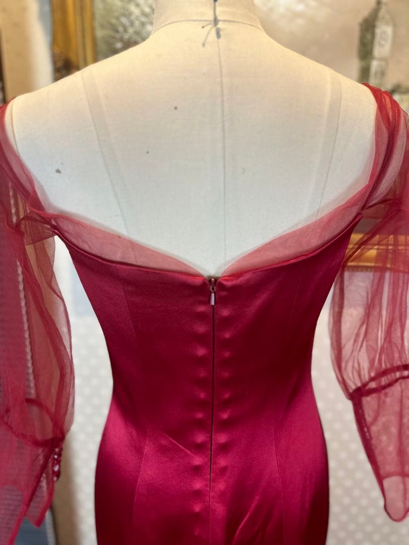 赤 サテン マーメイドラインドレス 透け感のある長袖 ビーズ付き