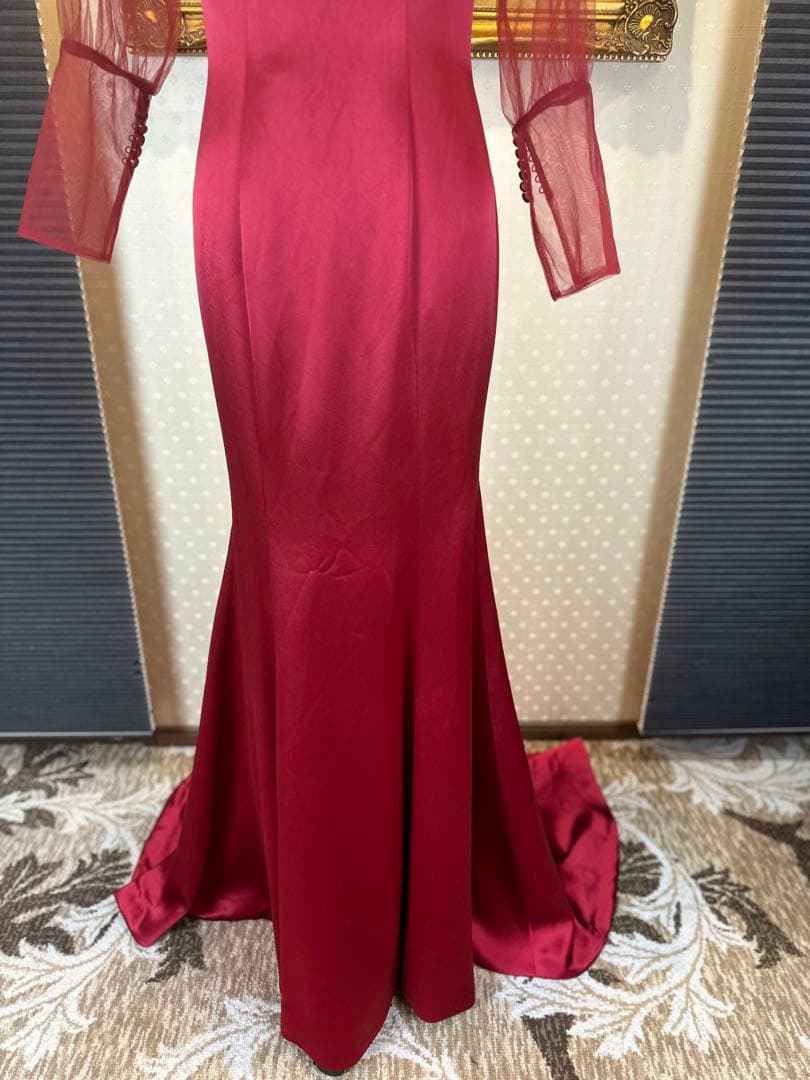 赤 サテン マーメイドラインドレス 透け感のある長袖 ビーズ付き