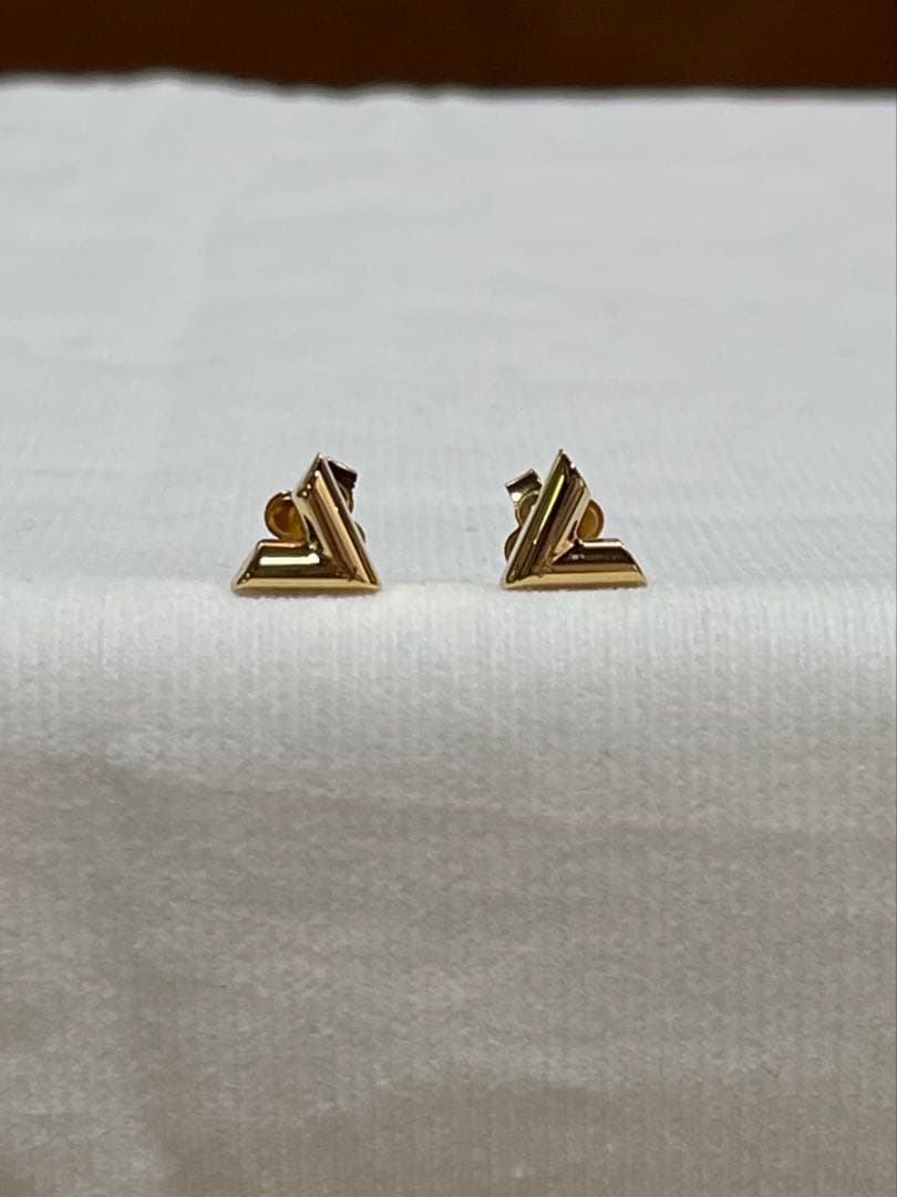 【美品】Louis Vuitton ピアス・エセンシャル V ゴールド
