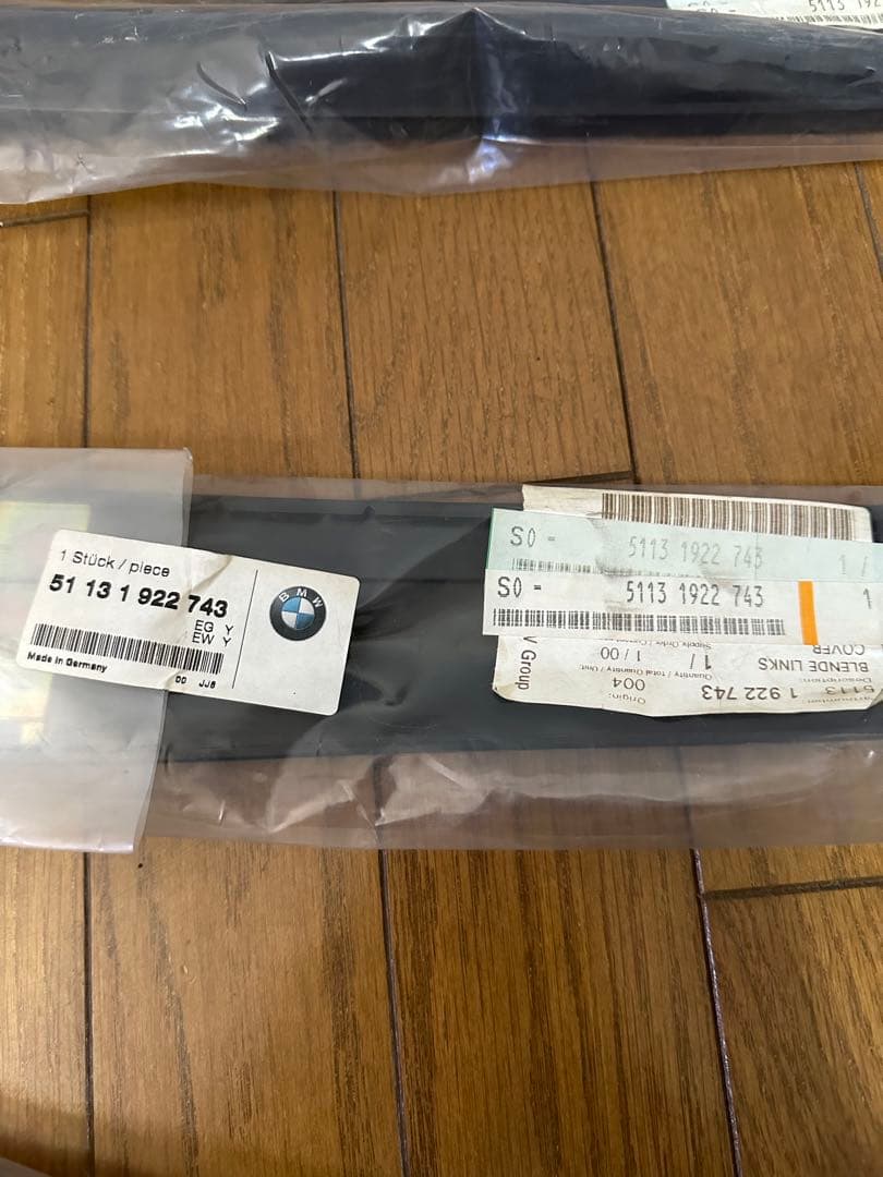 新品 E30用純正サイドピラーパネル