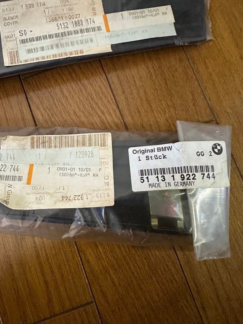 新品 E30用純正サイドピラーパネル