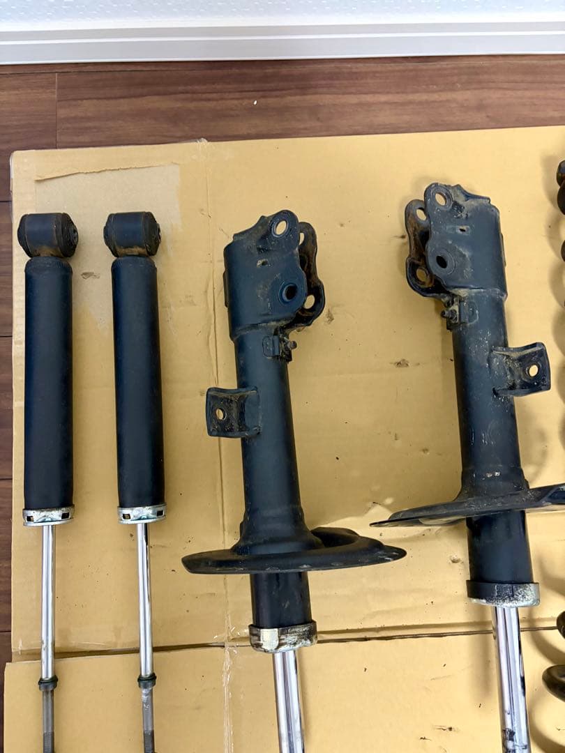 デリカD5 ショックアブソーバー 4本セット