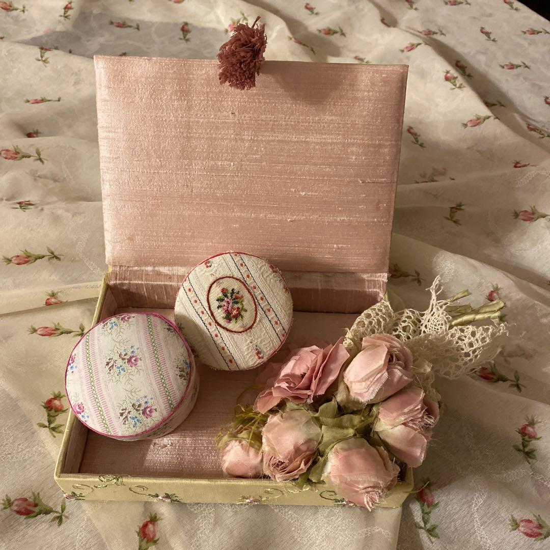 ご確認用です。 フランス刺繍生地のカルトナージュ＆円形カルトナージュ2点