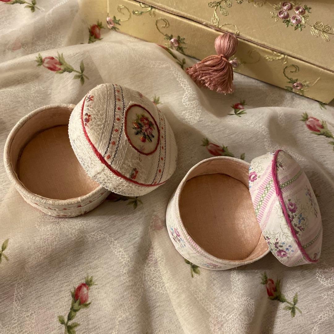 ご確認用です。 フランス刺繍生地のカルトナージュ＆円形カルトナージュ2点