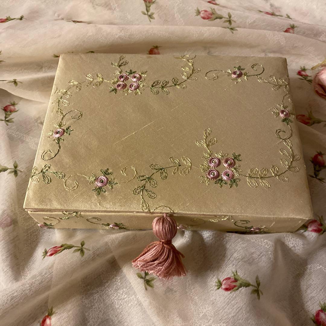 ご確認用です。 フランス刺繍生地のカルトナージュ＆円形カルトナージュ2点