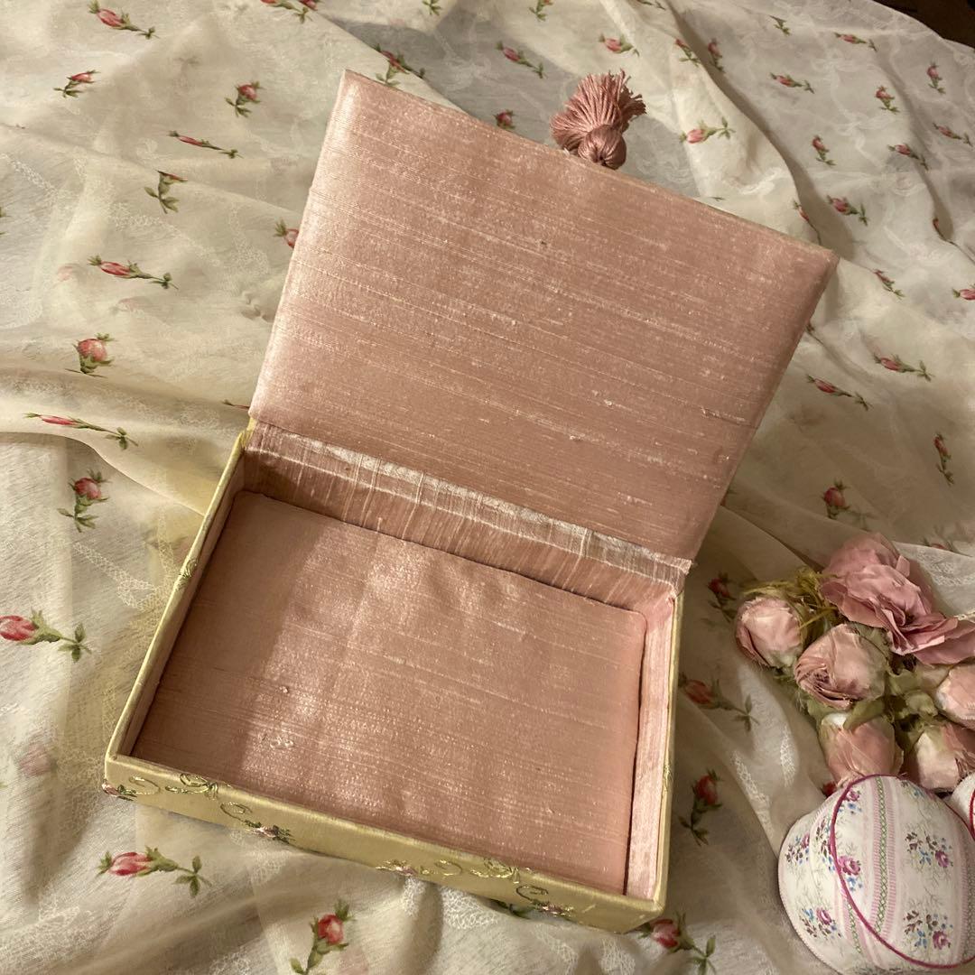 ご確認用です。 フランス刺繍生地のカルトナージュ＆円形カルトナージュ2点