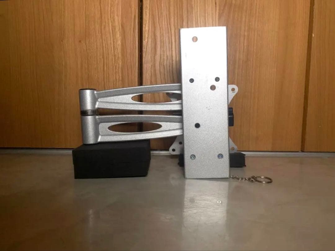 キャンピングカー　テレビアーム ロックピン付き