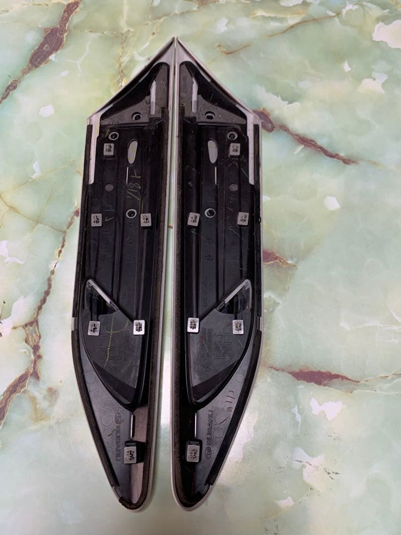 こ*た様 BRZフェンダーガーニッシュ パールホワイト　左右セット